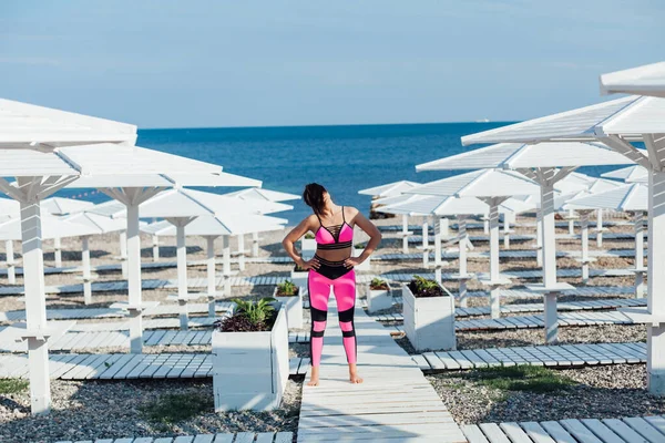 Kobieta joga asana fitness ciało elastyczność na plaży nad morzem — Zdjęcie stockowe