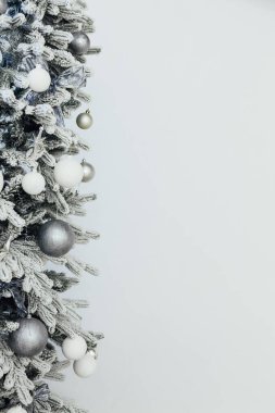 Yeni yıl iç dekorasyonu için hediyeli Noel ağacı.