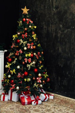 Noel ağacıyla dolu yeni yıl hediyeli bir oda.