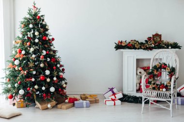 Noel ağacı pencereli yeni yıl hediyeli bir iç oda.