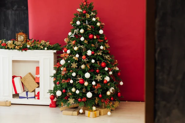 Julgran interiör med inredning gåvor för det nya året — Stockfoto