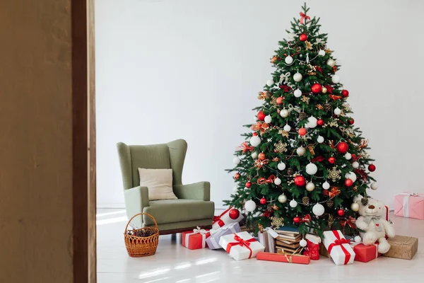 Árvore de Natal de Inverno com decoração de presente para o ano novo — Fotografia de Stock
