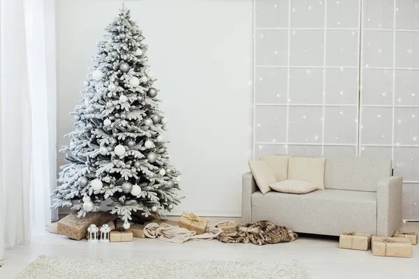 Sneeuw kerstboom met geschenken voor het nieuwe jaar interieur — Stockfoto