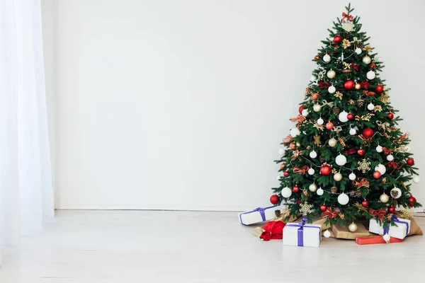 Binnenkamer met kerstboom met cadeaudecoratie voor het nieuwe jaar — Stockfoto