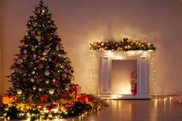 새해를 위해 밤에 크리스마스 트리를 장식하는 조명등 — 스톡 사진