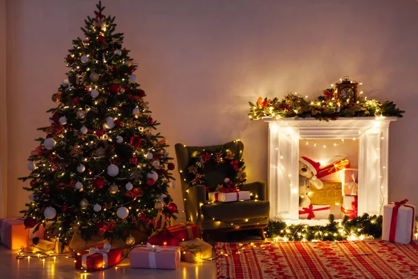 새해를 위해 밤에 크리스마스 트리를 장식하는 조명등 — 스톡 사진