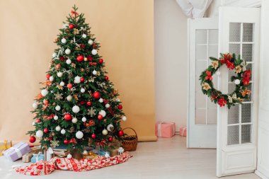 Yeni yıl için hediye süslemesiyle Kış Noel Ağacı