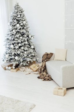 Yeni yıl iç dekorasyonu için hediyeli bir Noel ağacı.