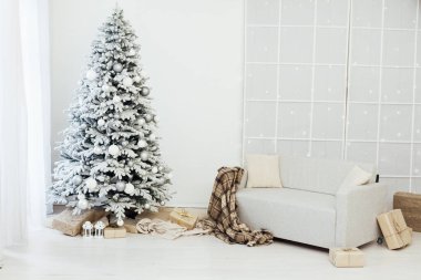 Yeni yıl iç dekorasyonu için hediyeli bir Noel ağacı.