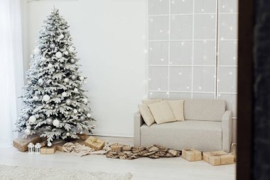 Yeni yıl iç dekorasyonu için hediyeli bir Noel ağacı.