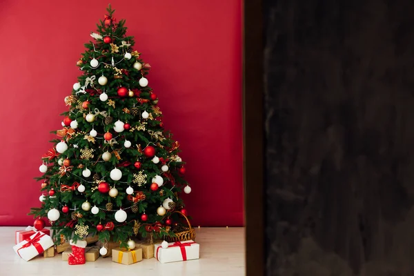 圣诞树内部装饰着新年礼物 — 图库照片