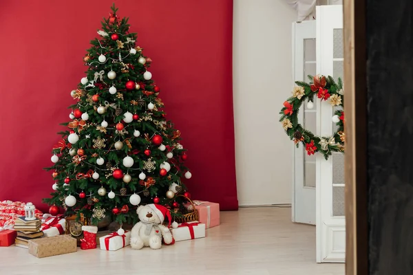 Arbre de Noël intérieur avec des cadeaux de décoration pour la nouvelle année — Photo
