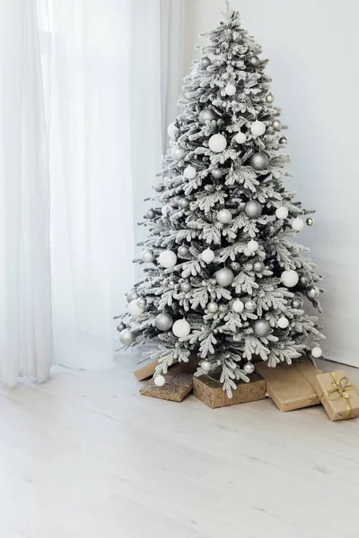 Árvore de Natal com presentes para a decoração de interiores do ano novo — Fotografia de Stock