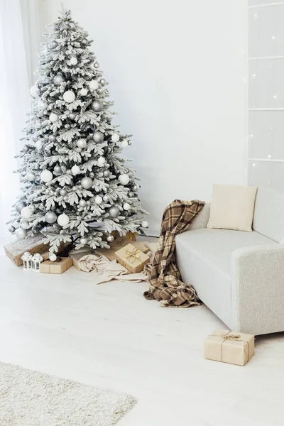 Sneeuw kerstboom met geschenken voor het nieuwe jaar interieur — Stockfoto