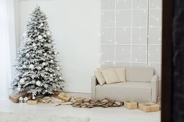 Sneeuw kerstboom met geschenken voor het nieuwe jaar interieur — Stockfoto