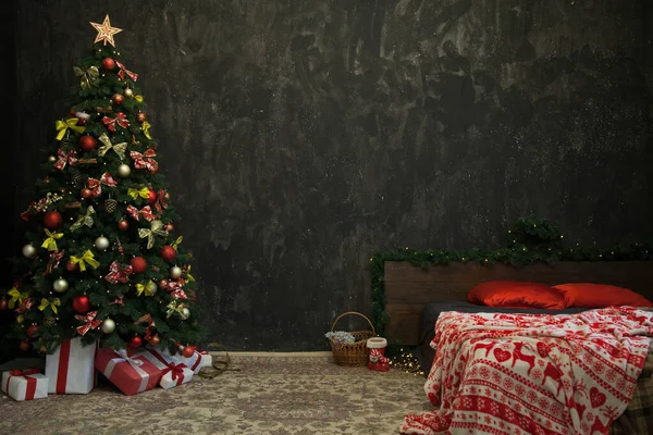 Vnitřní pokoj s vánoční stromeček s dárky na nový rok — Stock fotografie