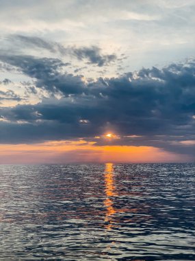Deniz plajı ve gün batımı gökyüzü güzel manzara