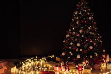 Noel ağacında, gece odasının iç tarafında yeni yıl için çiçek ışıkları hediye ediliyor.