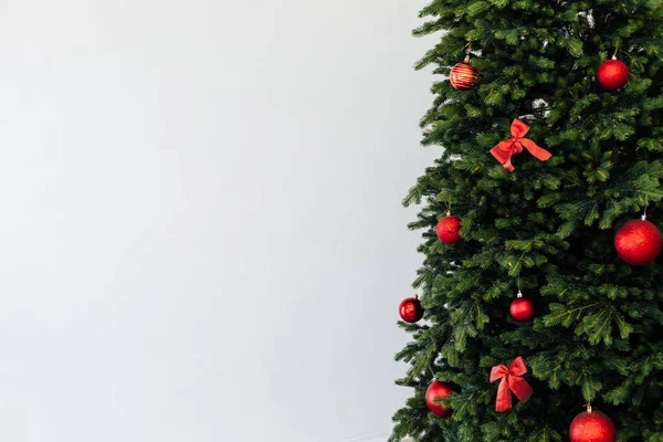 Nouvel An décoration d'arbre de Noël intérieur de vacances chambre blanche — Photo