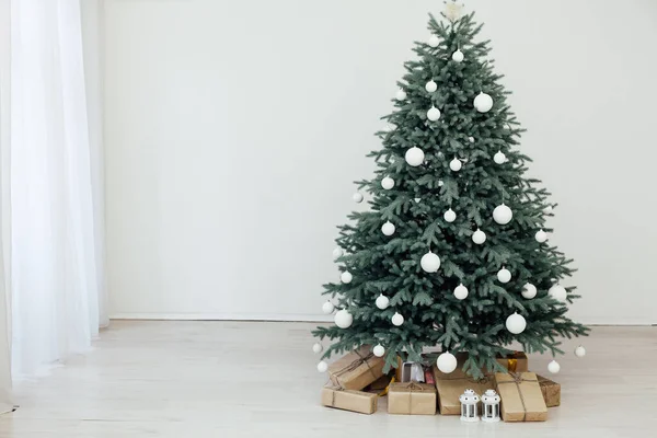 Belső karácsonyfa fenyő dekoráció ajándékok tél — Stock Fotó