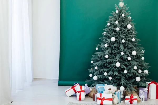 Interior Árbol de Navidad decoración de pino regalos invierno —  Fotos de Stock