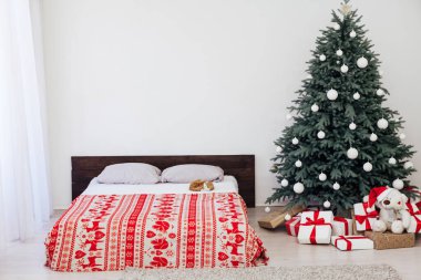 Yatak odası yeni yıl tatili için Noel ağacı dekoru hediyeleri.