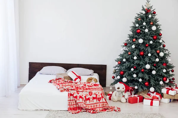 Slaapkamer bed Nieuwjaar vakantie interieur Kerstboom decoratie geschenken — Stockfoto