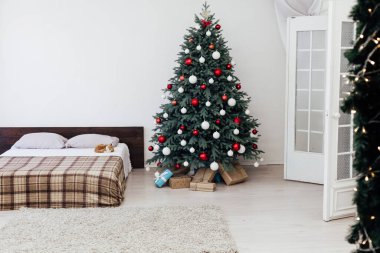 Yatak odası yeni yıl tatili için Noel ağacı dekoru hediyeleri.