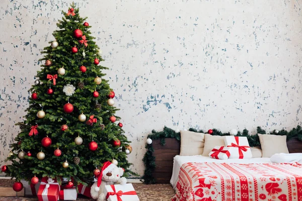 Yılbaşı tatili, Noel ağacı dekorasyonu, yataklı yatak odası. — Stok fotoğraf