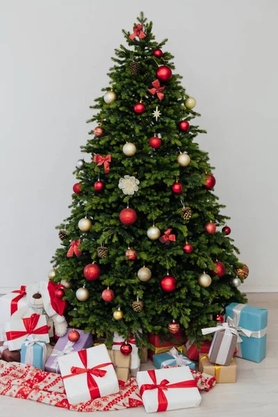 Nytt år glad semester interiör julgran inredning gåvor — Stockfoto