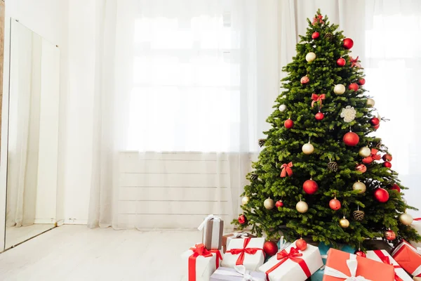 Decoración año nuevo vacaciones interior regalos árbol de Navidad —  Fotos de Stock