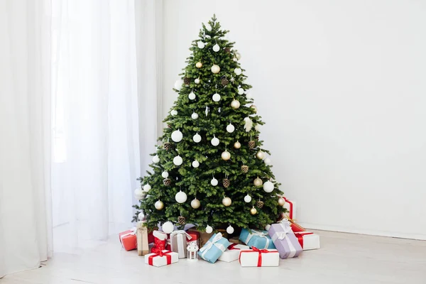 Inredning nytt år semester interiör julgran gåvor — Stockfoto