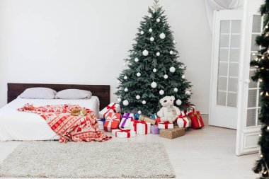 Yatak odası yeni yıl tatili için Noel ağacı dekoru hediyeleri.