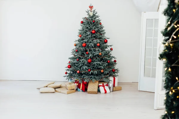 Feriado Ano Novo feliz árvore de Natal decoração presentes — Fotografia de Stock