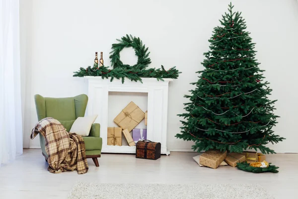 Noel ağacı şöminesi hediyelerle süslenmiş, yeni yıl süsleri takılmış. — Stok fotoğraf