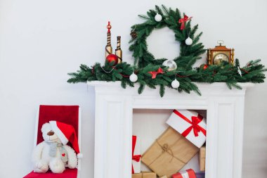 Noel ağacı şöminesi hediyelerle süslenmiş, yeni yıl süsleri takılmış.