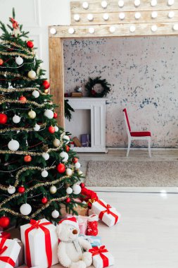 Noel ağacı şöminesi hediyeler dekore edilmiş beyaz iç mekan