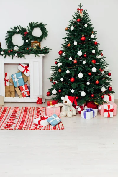 Lareira de árvore de Natal com decoração de presentes guirlanda interior ano novo — Fotografia de Stock