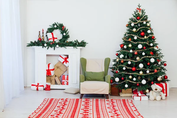 圣诞树壁炉，上面装饰着圣诞花环，内部装饰着新年礼物 — 图库照片