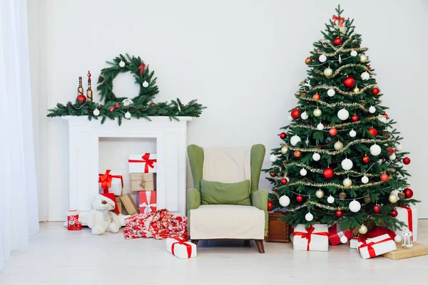 Chimenea árbol de Navidad con regalos decoración guirnalda interior año nuevo —  Fotos de Stock