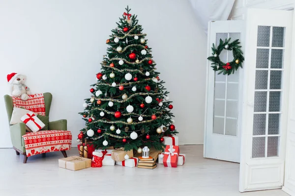 Árvore de Natal com presentes decoração guirlanda interior ano novo — Fotografia de Stock