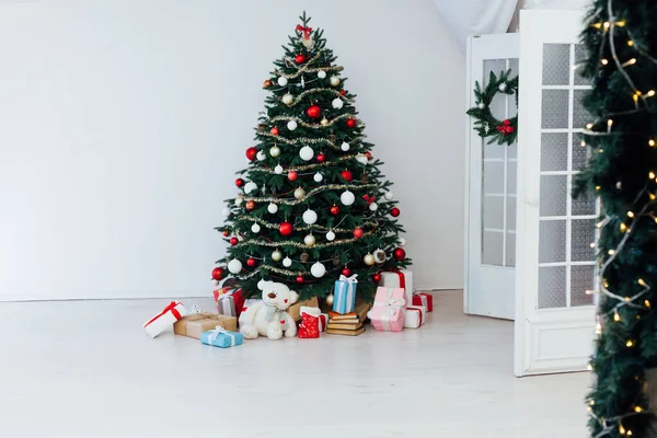 Kerstboom met geschenken decoratie slinger interieur nieuwjaar — Stockfoto
