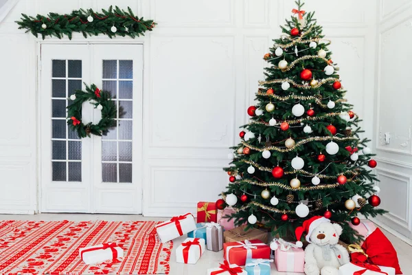 Chimenea árbol de Navidad con regalos decoración guirnalda blanco interior año nuevo —  Fotos de Stock