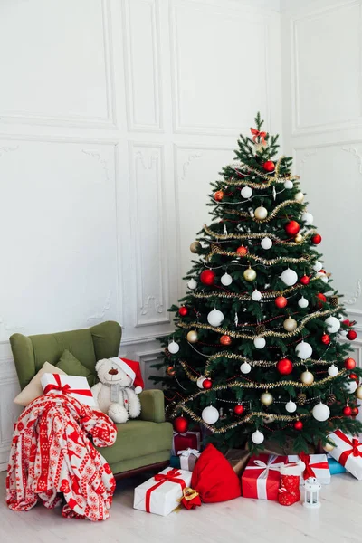 Julgran öppen spis med gåvor inredning garland vit interiör nytt år — Stockfoto