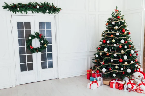 Chimenea árbol de Navidad con regalos decoración guirnalda blanco interior año nuevo —  Fotos de Stock