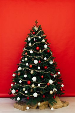 Noel ağacında hediyeler, dekorasyon, yeni yıl çelenkleri...