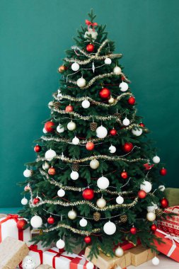 Noel ağacında hediyeler, dekorasyon, yeni yıl çelenkleri...