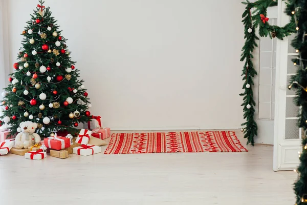 Kiefer Weihnachtsbaum mit Geschenken Dekor Girlande Interieur Neujahr — Stockfoto