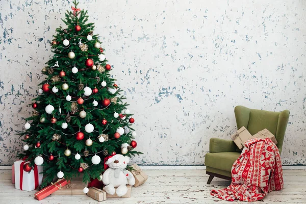 Pinheiro árvore de Natal com presentes decoração guirlanda interior ano novo — Fotografia de Stock