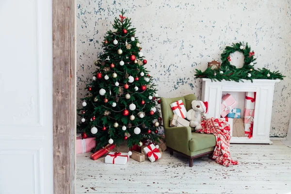 Fenyő karácsonyfa ajándékokkal dekoráció koszorú belső újév — Stock Fotó